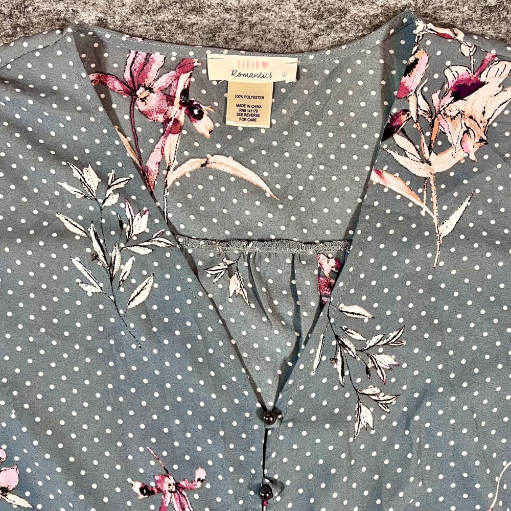 Urban Romantics‎ Cropped Tie Front Blouse Womens L Gray Floral Cottagecore Boho - Picture 2 of 10